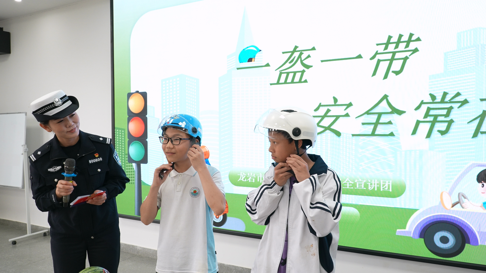 龙岩交警：多警种联合开展“全国中小学生安全教育日”主题宣传活动